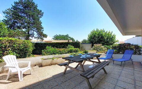 Vaux sur Mer 700: Arbusto, Jardín, Sombra, Mueble Para Exteriores, Paisajismo, Césped, Yarda, Pasarela, Patio Interior