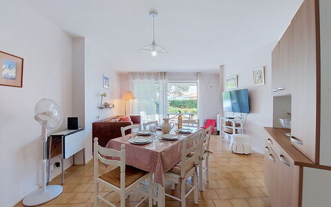 Vaux sur Mer 700: Piso, Mueble, Diseño De Interiores, Suelo, Cocina Y Comedor Mesa, Mesa, Silla, Departamento, Techo, Comedor