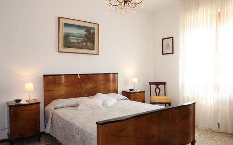 Gialla: Habitación, Mueble, Cama, Habitación, Sábana, Colchón, Lecho, Propiedad, Marco De La Cama, Diseño De Interiores
