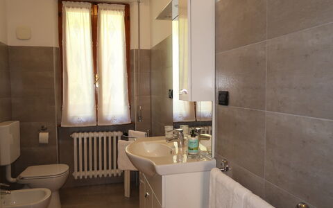 Gialla: Baño, Habitación, Propiedad, Diseño De Interiores, Edificio, Loseta, Arquitectura, Arreglo De Tubería, Suelo, Pared