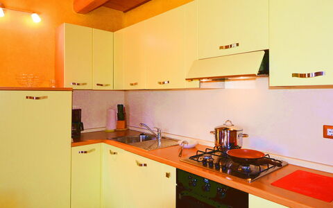 Gravedona 744: Cocina, Aparato De Cocina, Mostrador, Electrodoméstico, Diseño De Interiores, Madera, Estufa De Cocina, Estufa, Piso, Estufa De Gas