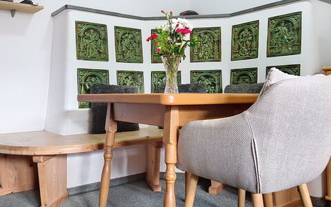 Eusch: Mueble, Piso, Diseño De Interiores, Silla, Suelo, Madera, Mesa, Encendiendo, Comedor, Habitación