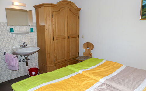 Eusch: Espejo, Mueble, Propiedad, Lavabo, Grifo, Gabinetes, Arreglo De Tubería, Comodidad, Edificio, Marco