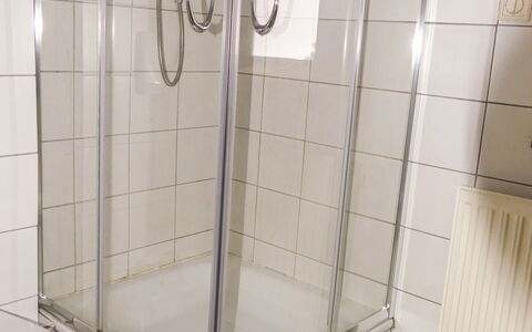 Eusch: Ducha, Puerta De La Ducha, Ventana, Rectángulo, Edificio, Piso, Suelo, Arreglo De Tubería
