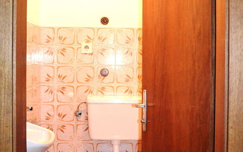 Saalfelden am Steinernen Meer 613: Baño, Propiedad, Habitación, Baño, Arreglo De Tubería, Arquitectura, Puerta, Asiento Del Baño, Diseño De Interiores, Loseta