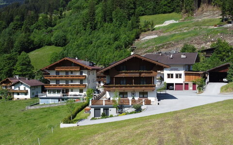 Mayrhofen 832: Mueble, Mesa, Ventana, Propiedad, Silla, Edificio, Mesa Al Aire Libre, Mueble Para Exteriores, Hierba, Planta