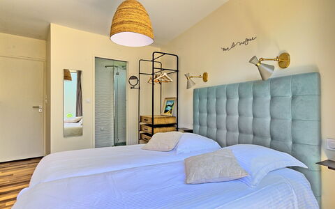 Indigo-Vue Mer et Piscine Chauffée: Mueble, Propiedad, Comodidad, Azur, Marco De La Cama, Madera, Textil, Lámpara, Diseño De Interiores, Gabinetes