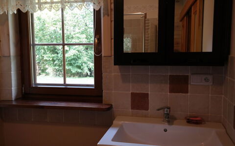 Zatylówka Dom Na Wyspie: Habitación, Baño, Propiedad, Diseño De Interiores, Ventana, Loseta, Lavabo, Arreglo De Tubería, Tratamiento De La Ventana, Casa