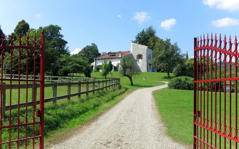 La Bertolina: Cerca, Hierba, El Terreno Del Lote, Cielo, Área Rural, Portón, Árbol, Arquitectura, Paisaje, Casa