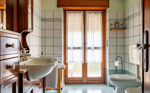 Ca' D'Gnese: Grifo, Arreglo De Tubería, Lavabo, Propiedad, Edificio, Lavabo Del Baño, Madera, Baño, Púrpura