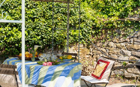 Molini di Prelà 627: Mueble, Mueble Para Exteriores, Mesa, Silla, Mesa Al Aire Libre, Sombra, Jardín, Manteles, Patio Interior, Estructura Al Aire Libre