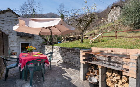 Baita Anita: Cielo, Propiedad, Planta, Árbol, Mueble Para Exteriores, Sombra, Mesa, Mesa Al Aire Libre, Madera, Paisaje