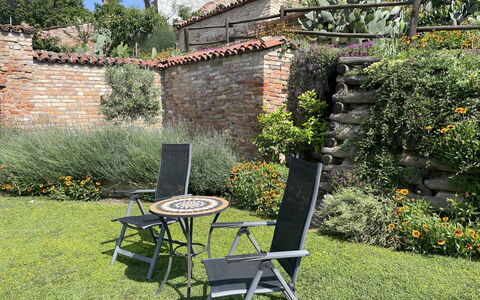 Il Ghiro: Planta, Propiedad, Mueble, Naturaleza, Mesa, Mesa Al Aire Libre, Silla, Árbol, Paisaje Natural, Mueble Para Exteriores