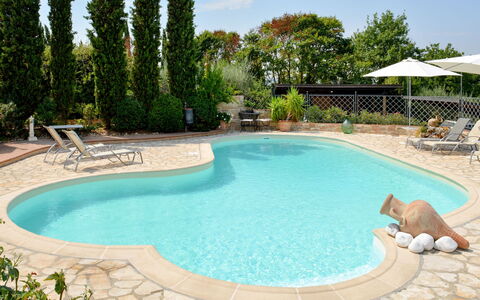 L' Ulivo: Piscina, Propiedad, Ocio, Agua, Patio Interior, Bienes Raíces, Hierba, Ciudad De Vacaciones, Casa, Edificio