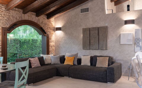 Villa Monterosso (Imp420): Mueble, Diseño De Interiores, Sofá, Piso, Pared, Suelo, Sala, Madera, Casa, Techo