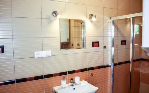 Kopalino 13: Espejo, Grifo, Lavabo, Propiedad, Arreglo De Tubería, Lavabo Del Baño, Baño, Encendiendo, Diseño De Interiores, Suelo