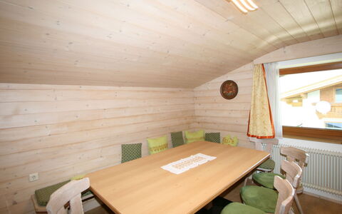Klocker: Mesa, Mueble, Propiedad, Madera, Silla, Diseño De Interiores, Edificio, Piso, Suelo, Casa