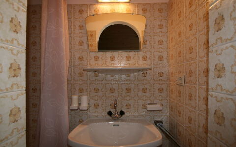 Klocker: Marrón, Arreglo De Tubería, Lavabo, Grifo, Lavabo Del Baño, Espejo, Baño, Diseño De Interiores, Madera