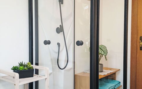 Maiklerhof: Diseño De Interiores, Baño, Arreglo De Tubería, Plomería, Habitación, Puerta De La Ducha, Vaso, Loseta, Baño