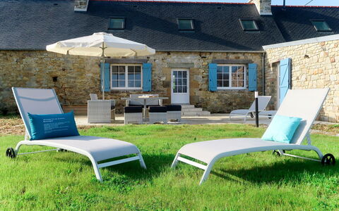 Le Vieux Chêne: Planta, Mueble, Cielo, Propiedad, Ventana, Edificio, Rectángulo, Azul, Azur, Mueble Para Exteriores
