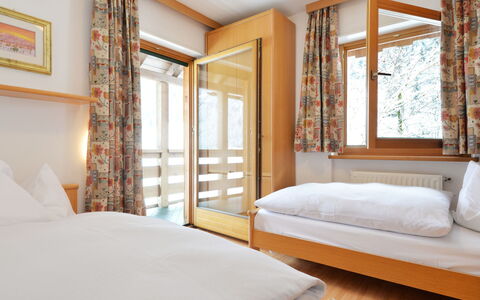 Campitello 632: Edificio, Mueble, Propiedad, Ventana, Comodidad, Azur, Madera, Sombra, Marco De La Cama