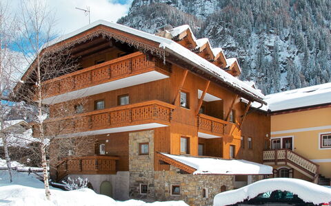 Campitello 633: Nieve, Edificio, Propiedad, Nube, Cielo, Montaña, Ventana, Árbol, Coche, Vehículo