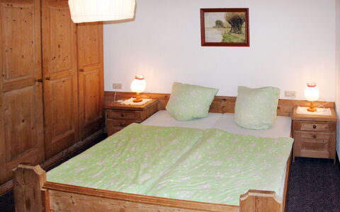 Josef: Habitación, Mueble, Habitación, Cama, Propiedad, Marco De La Cama, Sábana, Suelo, Colchón, Diseño De Interiores