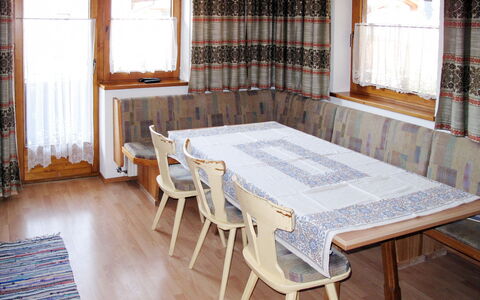 Josef: Habitación, Mueble, Propiedad, Mesa, Suelo, Casa, Edificio, Diseño De Interiores, Comedor, Manteles
