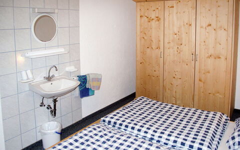 Josef: Baño, Habitación, Propiedad, Loseta, Suelo, Diseño De Interiores, Pared, Mueble, Arquitectura, Casa