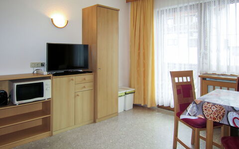 Beate: Habitación, Mueble, Propiedad, Diseño De Interiores, Suelo, Edificio, Pared, Gabinetes, Casa, Bienes Raíces