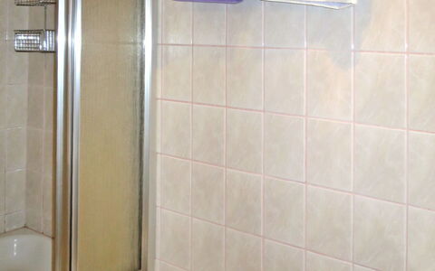 Beate: Baño, Loseta, Habitación, Propiedad, Puerta De La Ducha, Arreglo De Tubería, Ducha, Suelo, Vaso, Arquitectura