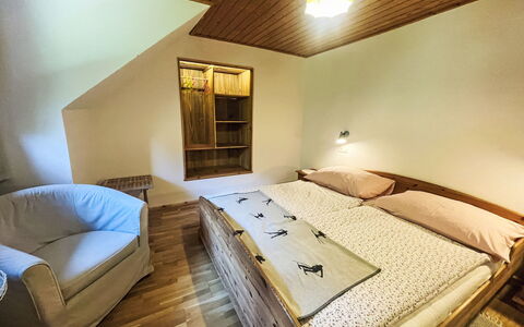 Knaushof: Habitación, Madera, Cama, Suelo, Diseño De Interiores, Piso, Techo, Sábana, Lecho, Marco De La Cama