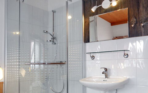 Knaushof: Baño, Propiedad, Habitación, Loseta, Ducha, Arreglo De Tubería, Grifo, Diseño De Interiores, Panel De Ducha, Puerta De La Ducha