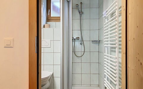 Les Cimes: Madera, Piso, Suelo, Diseño De Interiores, Habitación, Arreglo De Tubería, Puerta, Baño, Techo, Departamento