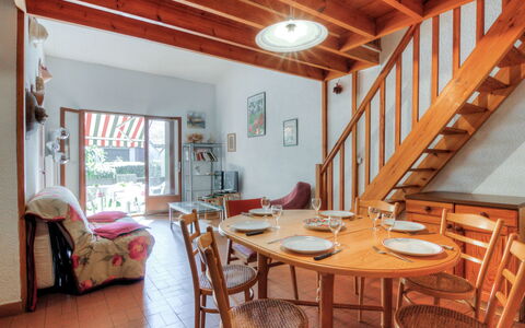 Juncades: Habitación, Propiedad, Edificio, Mueble, Techo, Casa, Diseño De Interiores, Bienes Raíces, Casa, Desván