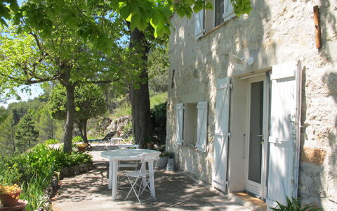 Le Cabanon: Vegetación, Arbusto, Primavera, Cabaña, Jardín, Sombra, Patio Interior, Yarda, Silla