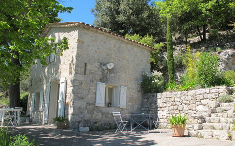Le Cabanon: Vegetación, Arbusto, Primavera, Cabaña, Jardín, Sombra, Patio Interior, Yarda, Silla