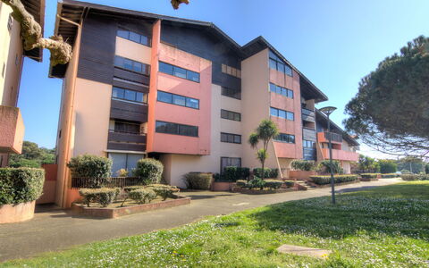 Douc: Agua, Cielo, Edificio, Azur, Montaña, Árbol, Arquitectura, Cuerpo De Agua, Lago, Barrio