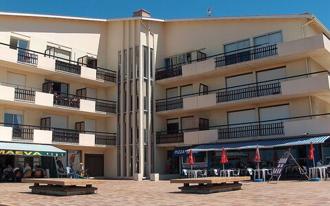 Le Grand Large: Edificio, Arquitectura, Uso Mixto, Propiedad, By, Asentamientos Humanos, Barrio Residencial, Ciudad, Departamento, Fachada