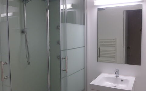 Capbreton 200: Baño, Propiedad, Habitación, Arreglo De Tubería, Arquitectura, Accesorio De Baño, Vaso, Puerta De La Ducha, Diseño De Interiores, Casa