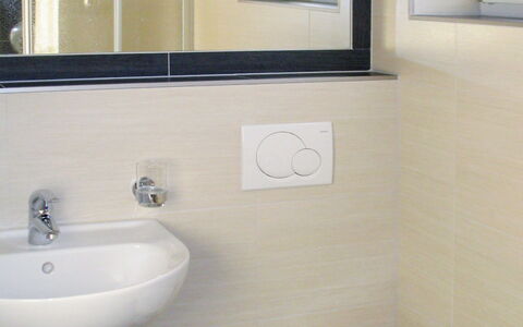 Sölden 730: Baño, Propiedad, Habitación, Grifo, Baño, Arreglo De Tubería, Pared, Lavabo Del Baño, Diseño De Interiores, Mueble De Baño