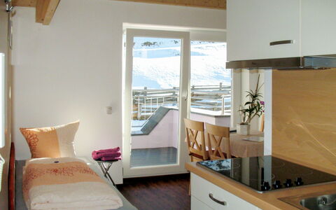 Sölden 730: Habitación, Propiedad, Mueble, Habitación, Edificio, Cama, Diseño De Interiores, Casa, Suelo, Arquitectura