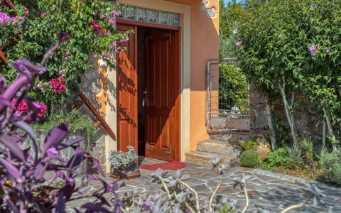 Maria: Propiedad, Casa, Bienes Raíces, Casa, Edificio, Puerta, Pared, Cobertizo, Madera, Arquitectura