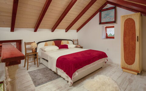 Maria: Habitación, Cama, Habitación, Mueble, Propiedad, Marco De La Cama, Diseño De Interiores, Techo, Ático, Edificio