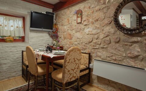 Maria: Habitación, Propiedad, Diseño De Interiores, Pared, Mueble, Edificio, Papel Pintado, Sala, Mesa, Comedor