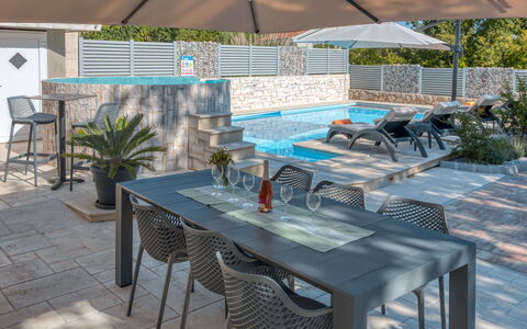 Lavendel: Patio, Propiedad, Paraguas, Mueble, Mesa, Mesa Al Aire Libre, Sombra, Patio Interior, Accesorio De Moda, Edificio