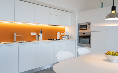 Terre Bianche: Habitación, Mostrador, Propiedad, Diseño De Interiores, Mueble, Cocina, Amarillo, Gabinetes, Naranja, Casa