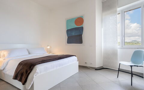 Terre Bianche: Habitación, Mueble, Habitación, Cama, Propiedad, Diseño De Interiores, Sábana, Suelo, Pared, Marco De La Cama