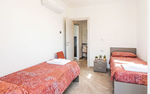 Gera Lario 618: Suelo, Habitación, Mueble, Piso, Cama, Diseño De Interiores, Sábana, Habitación, Lecho, Techo