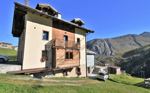 Casa Cantoni: Cielo, Edificio, Planta, Ventana, Casa, El Terreno Del Lote, Montaña, Cabaña, Árbol, Vía Muerta